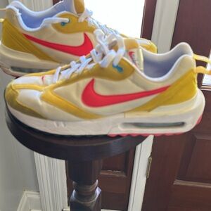 NIKE AIR MAX DAWN VIVID SULFUR YELLOW-SIREN RED